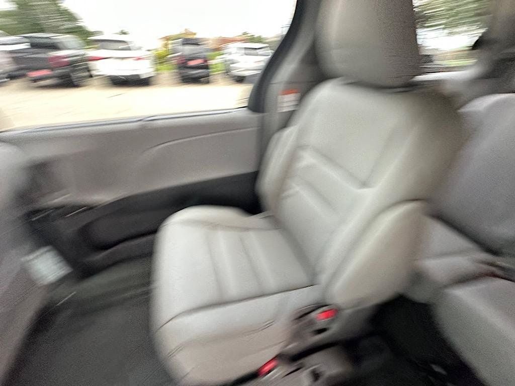 Used 2017 Toyota Sienna XLE Premium FWD image 19