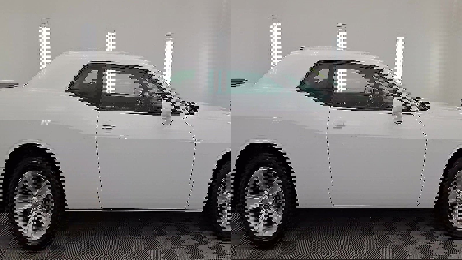 Used 2023 Dodge Challenger SXT image 5