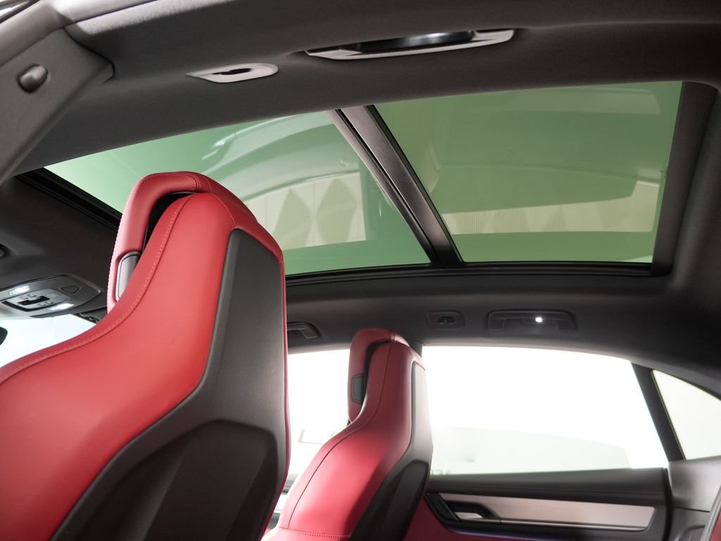 Certified 2025 Porsche Macan 4S Electric AWD/4WD image 23