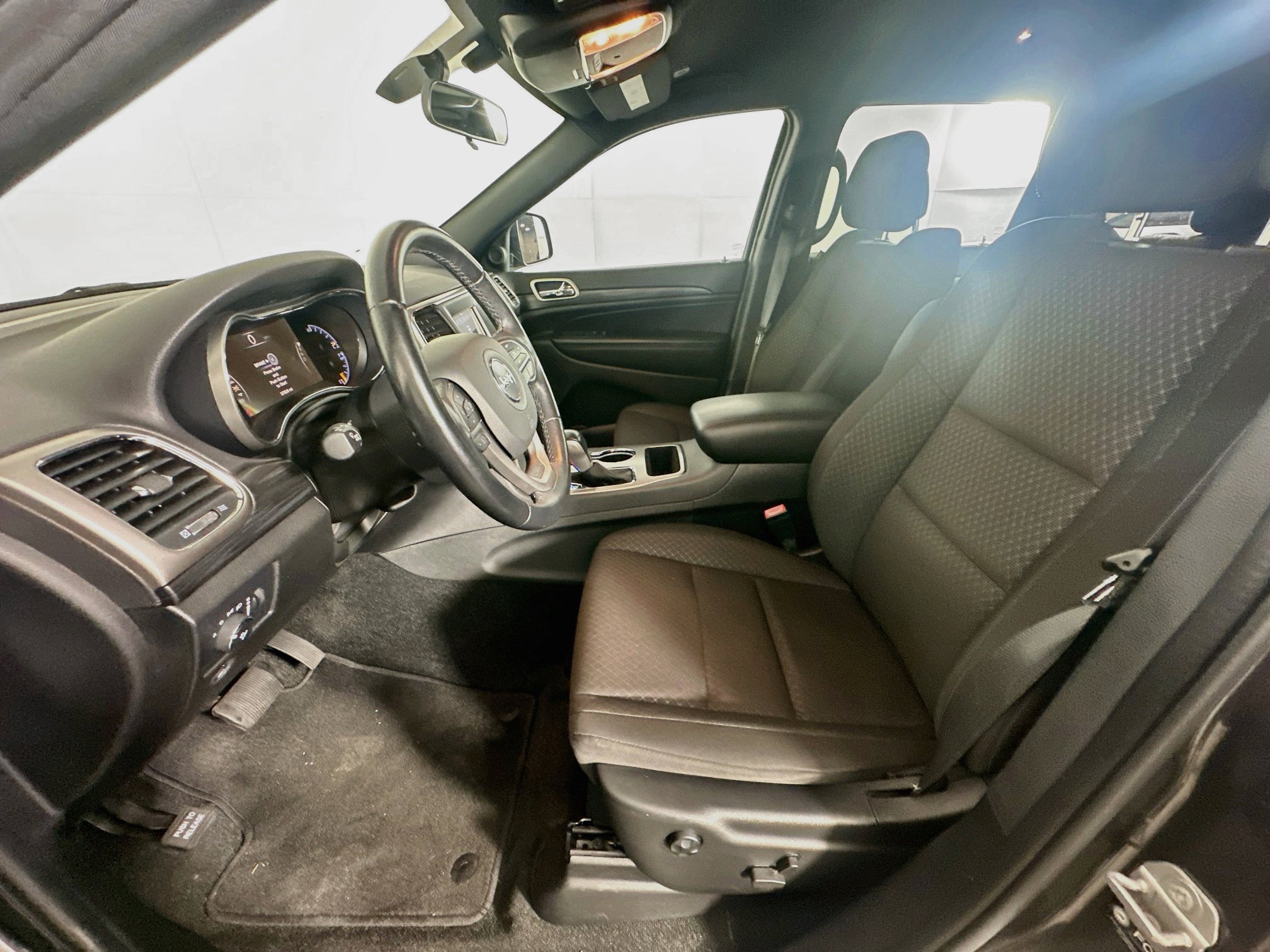 Used 2021 Jeep Grand Cherokee Laredo AWD/4WD image 13