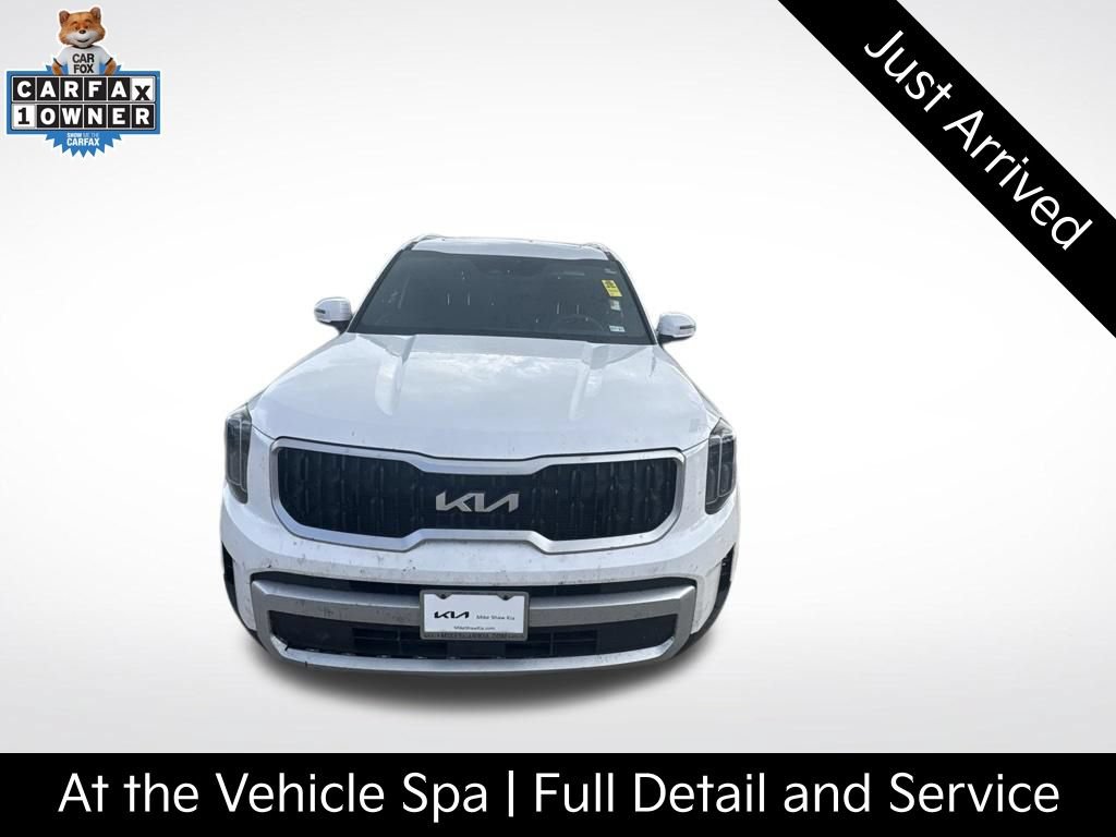 Used 2024 Kia Telluride EX w/ EX Captain's Chair Package FWD image 3