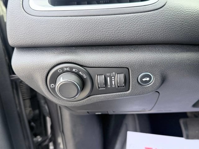 Used 2017 Chrysler 200 Limited Platinum w/ Comfort & Convenience Group FWD image 20