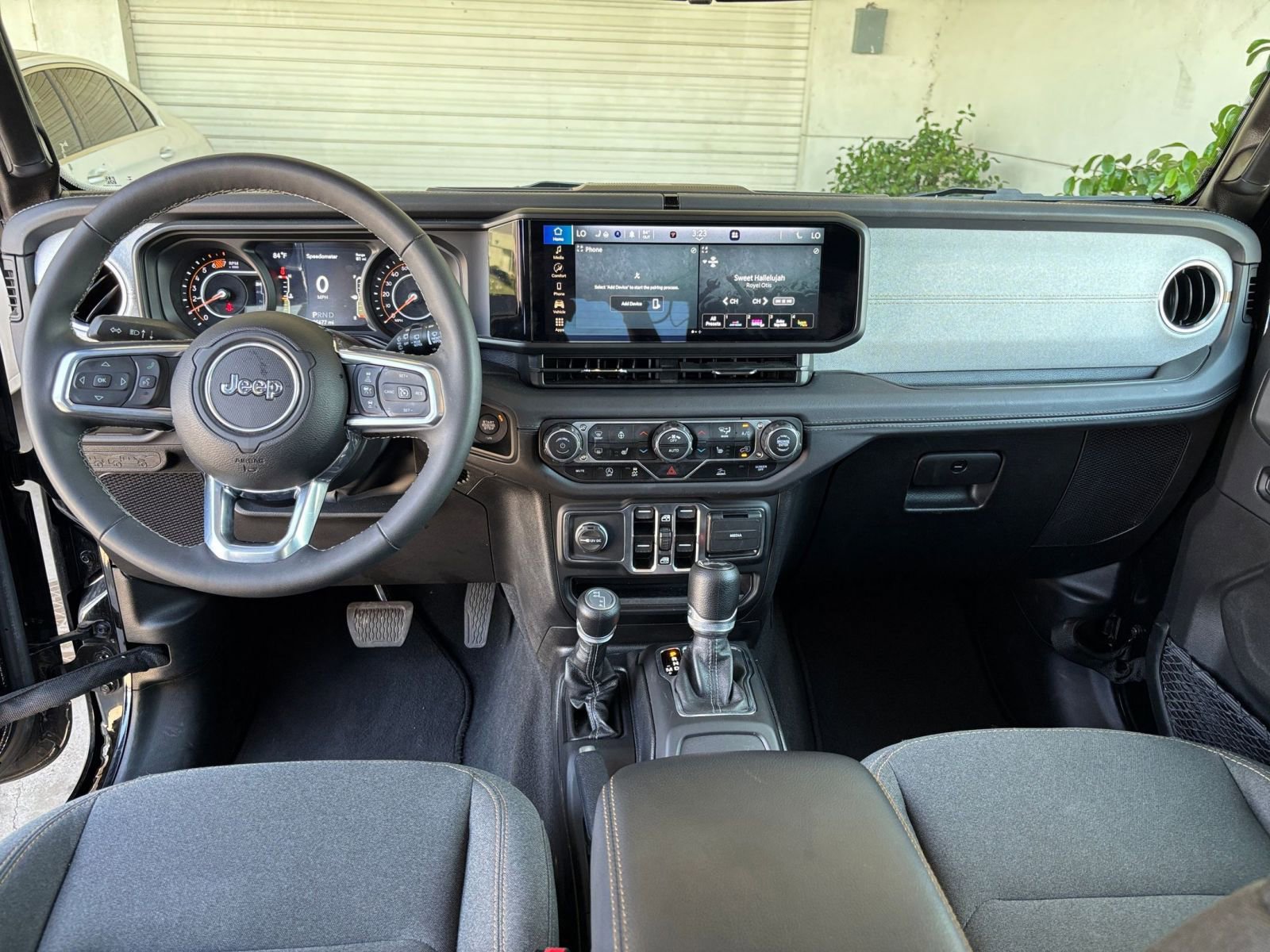 Used 2025 Jeep Wrangler Unlimited Sahara AWD/4WD image 33