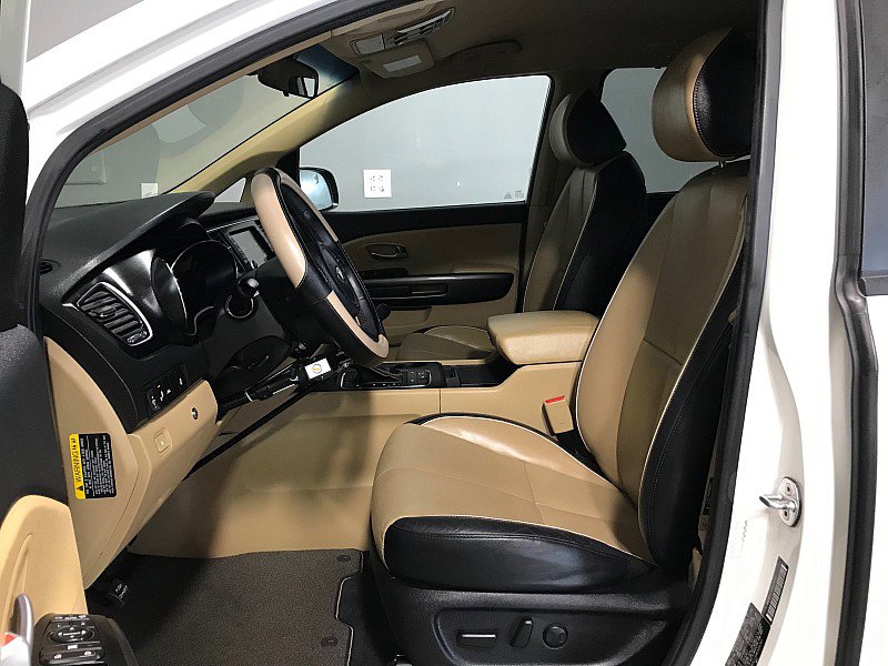 Used 2017 Kia Sedona LX w/ LX Essentials Premium Package FWD image 12