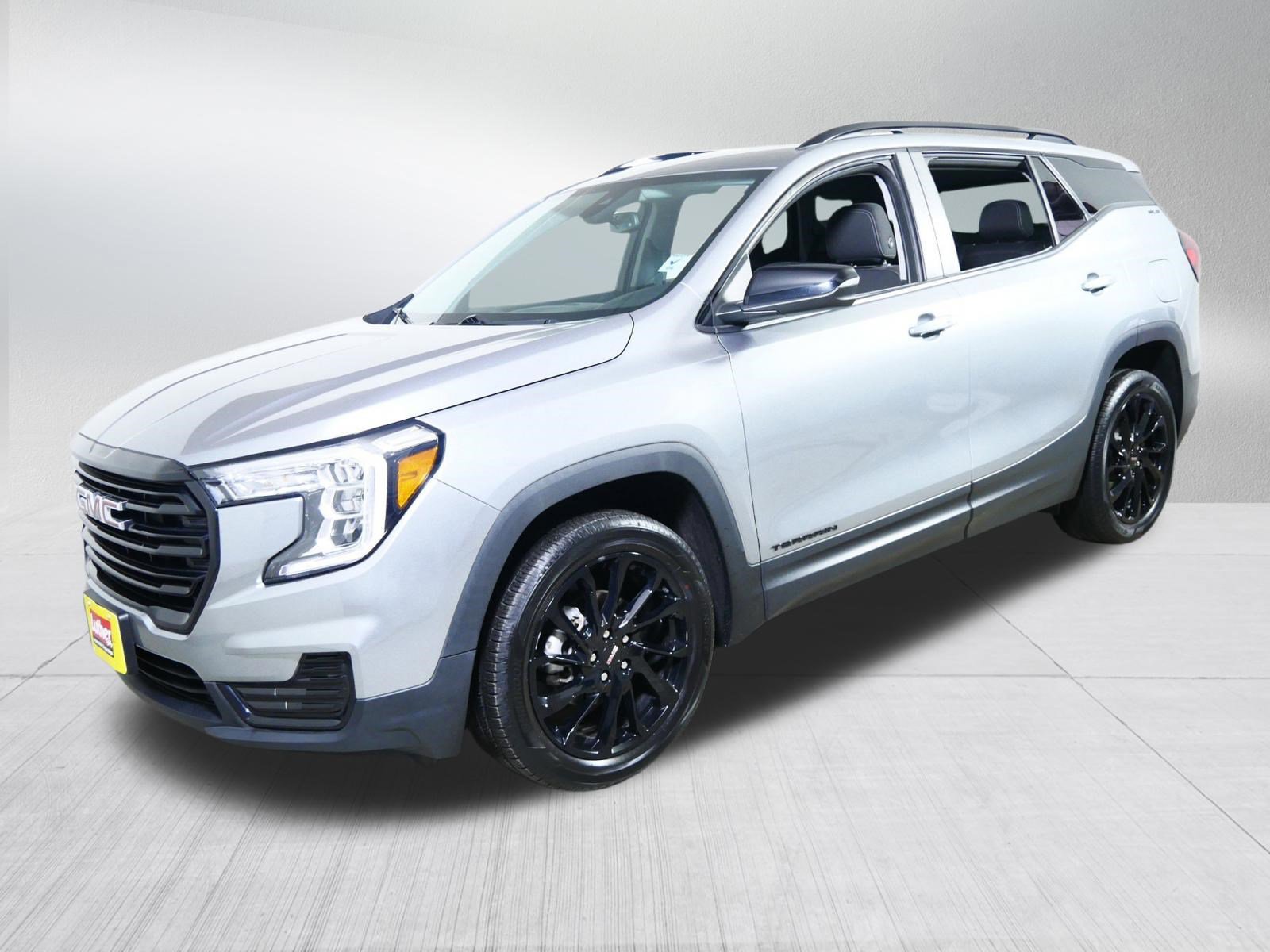 Used 2023 GMC Terrain SLE w/ Driver Convenience Package image 3