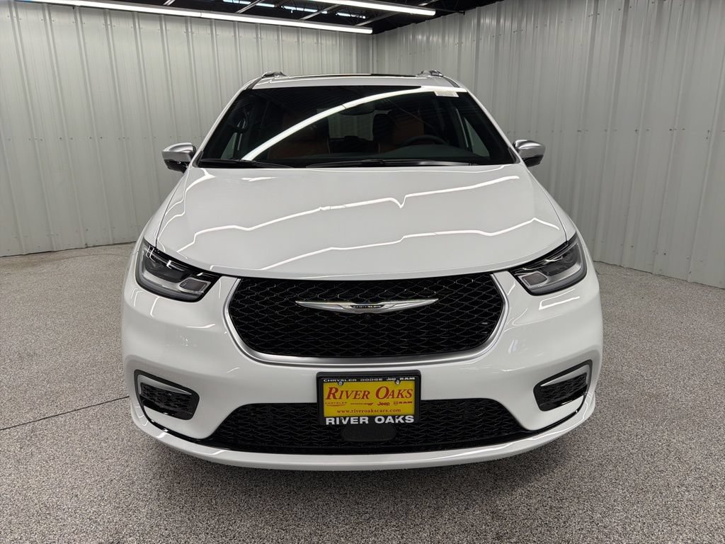 New 2026 Chrysler Pacifica Pinnacle w/ Trailer Tow Group FWD image 2