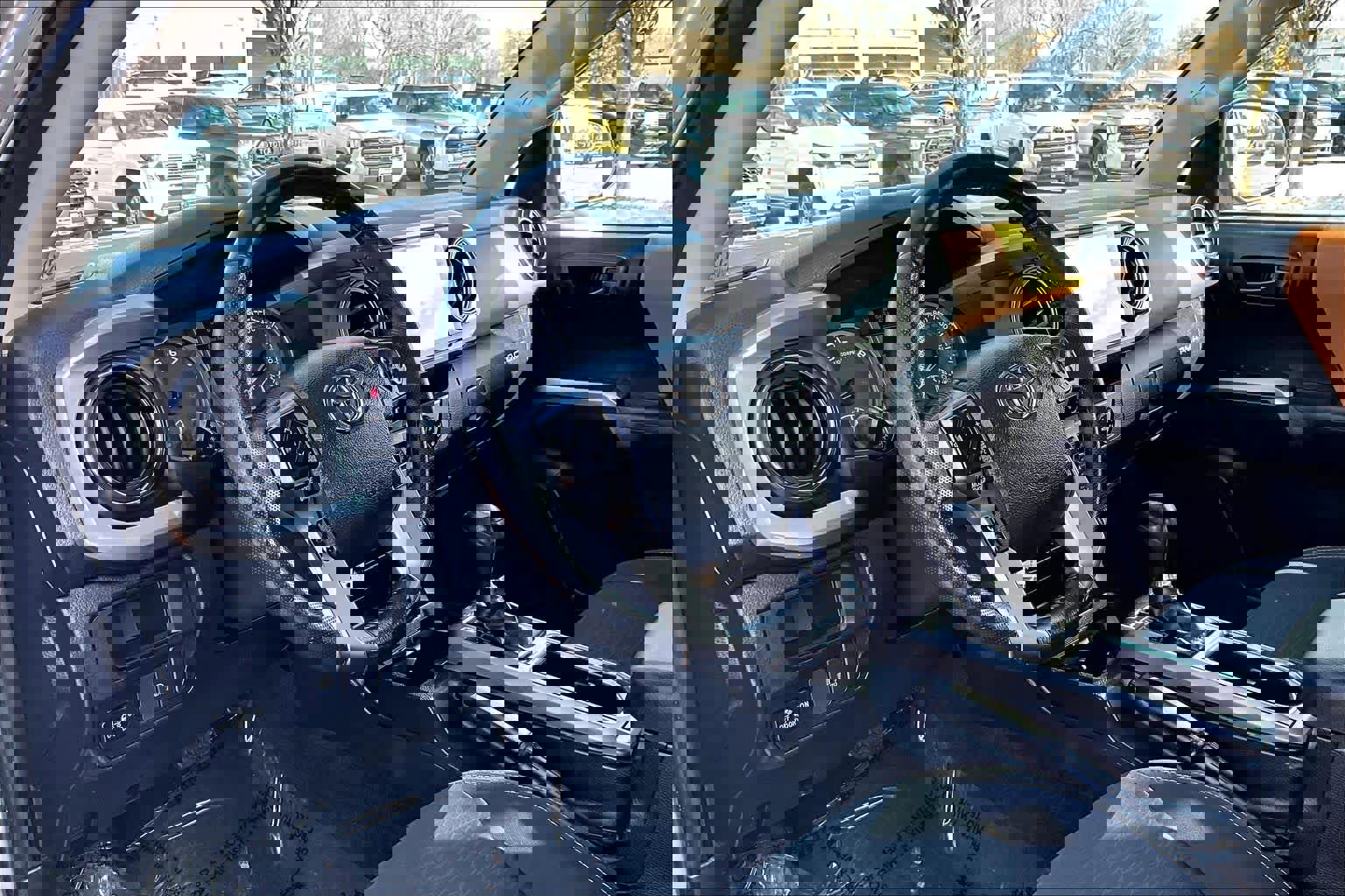 Used 2018 Toyota Tacoma SR5 w/ SR5 Appearance Package (SM) image 16