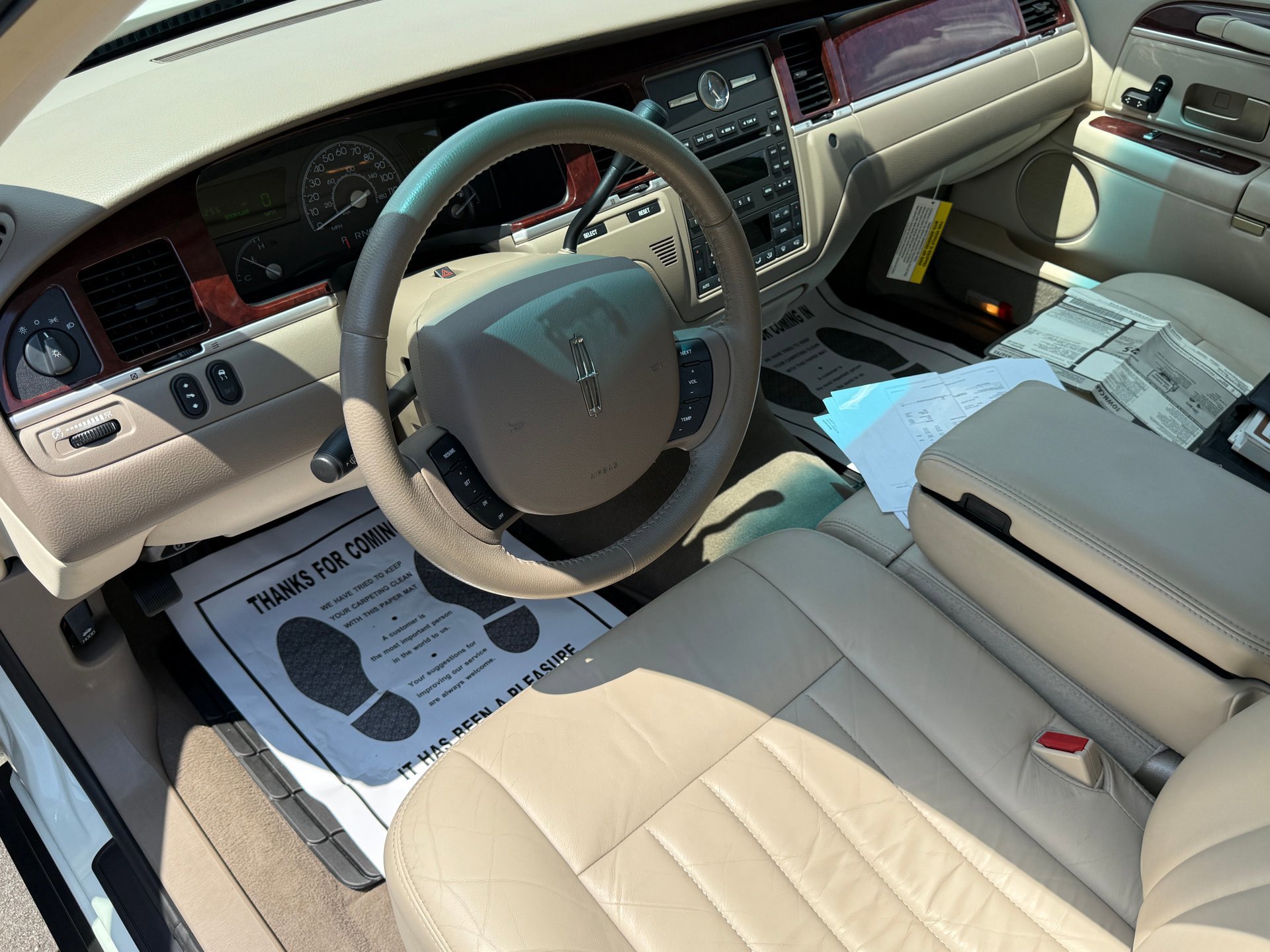 Used 2005 Lincoln Town Car Signature image 30