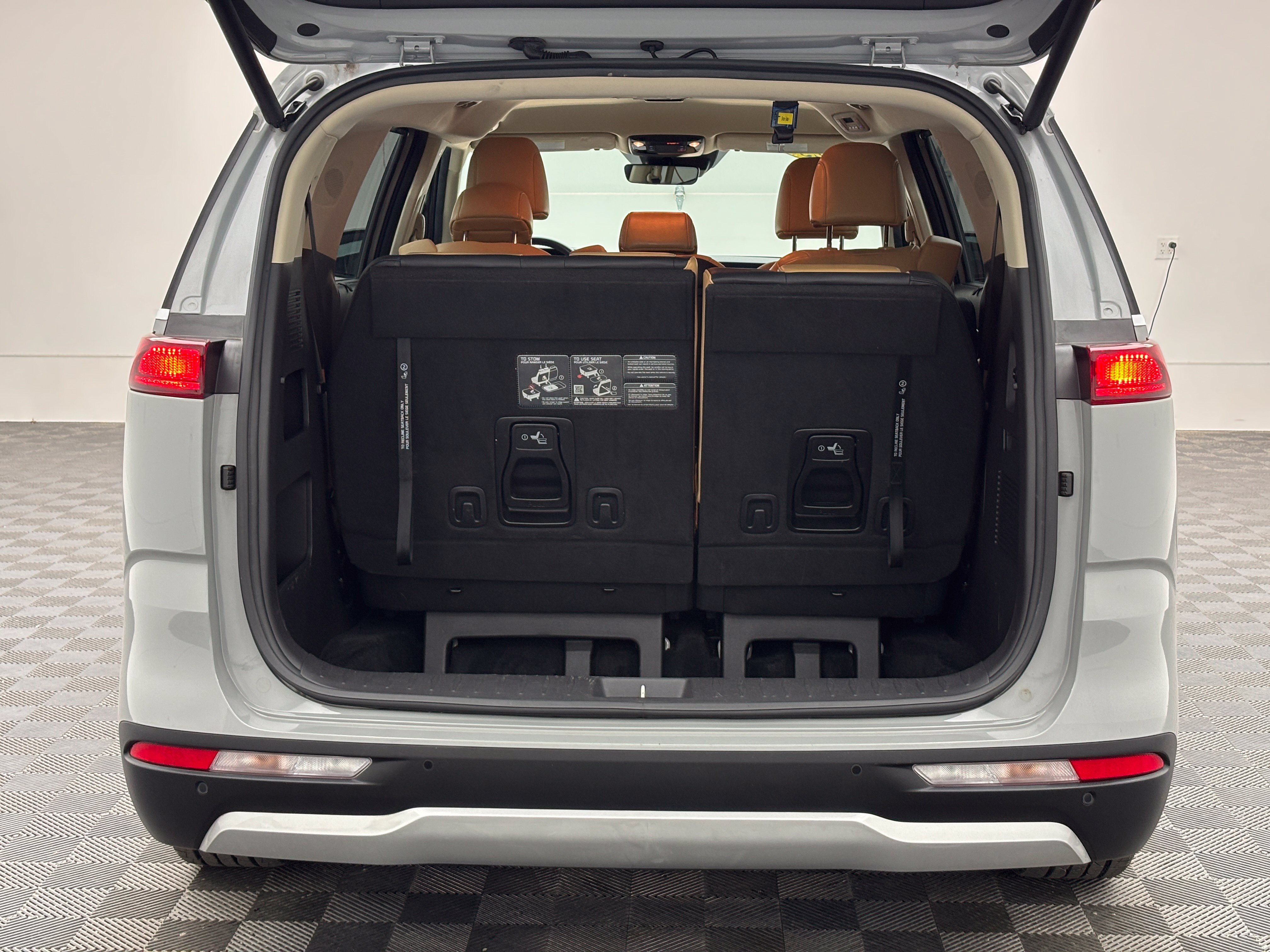 Used 2023 Kia Carnival EX FWD image 8