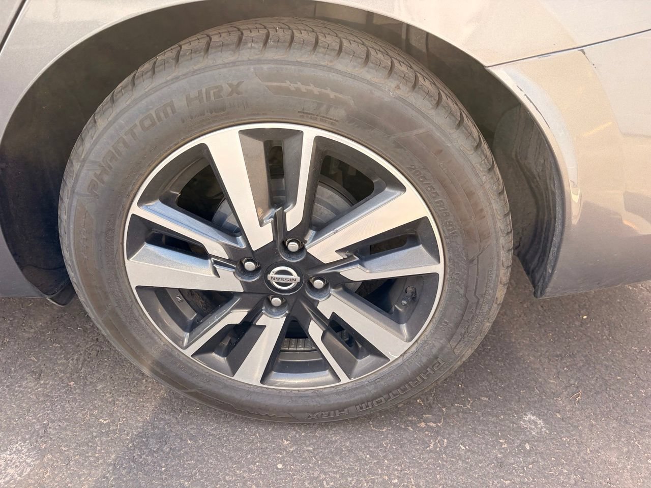 Used 2020 Nissan Versa SV FWD image 7