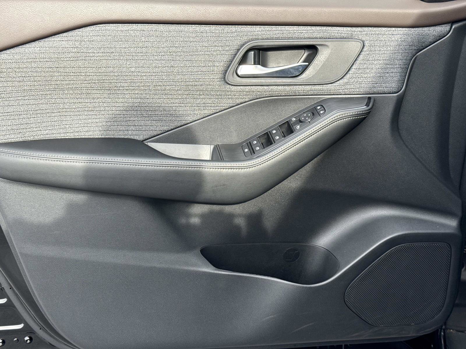 Used 2023 Nissan Rogue SV image 17