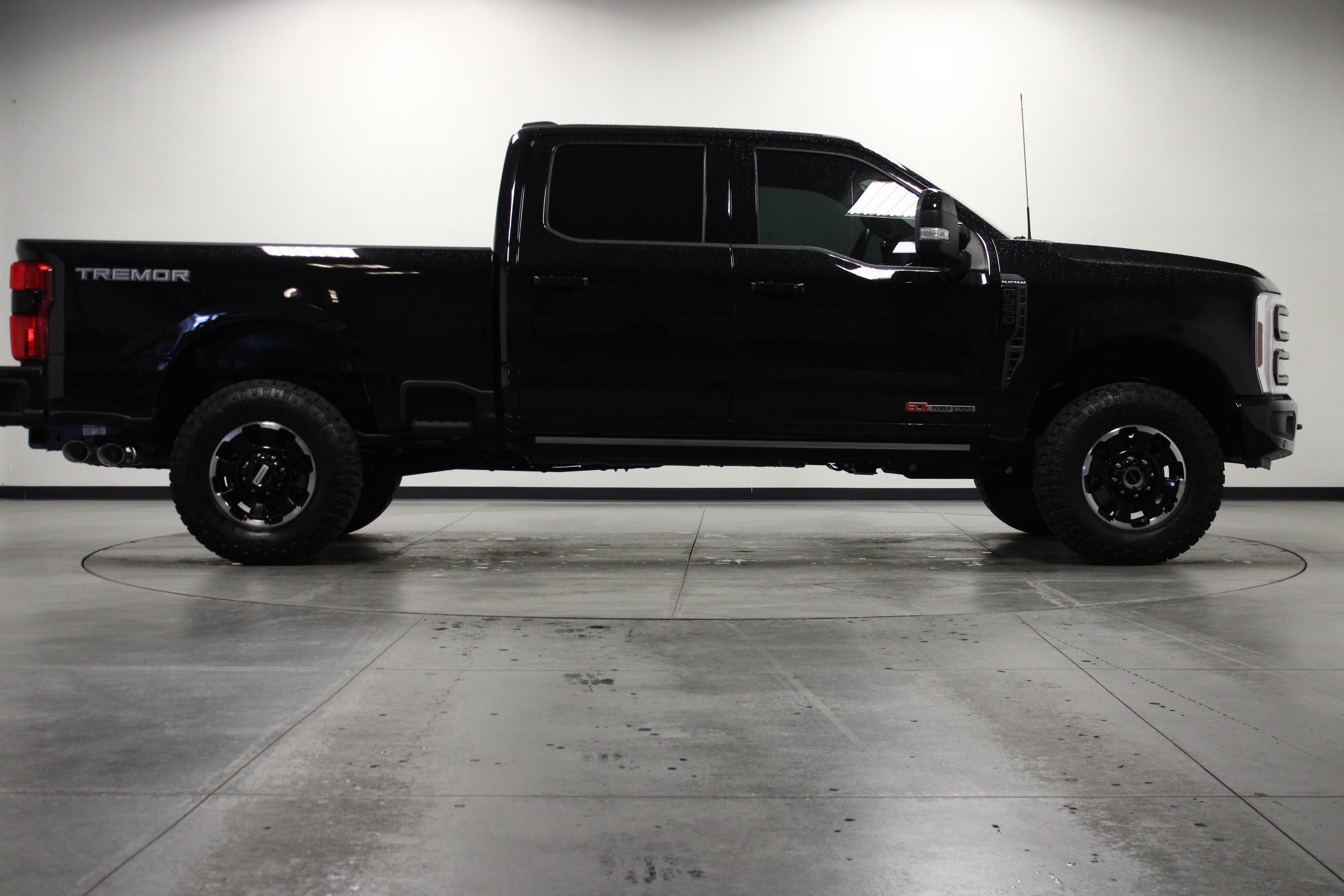 Used 2026 Ford F350 Platinum w/ Tremor Off-Road Package AWD/4WD image 3