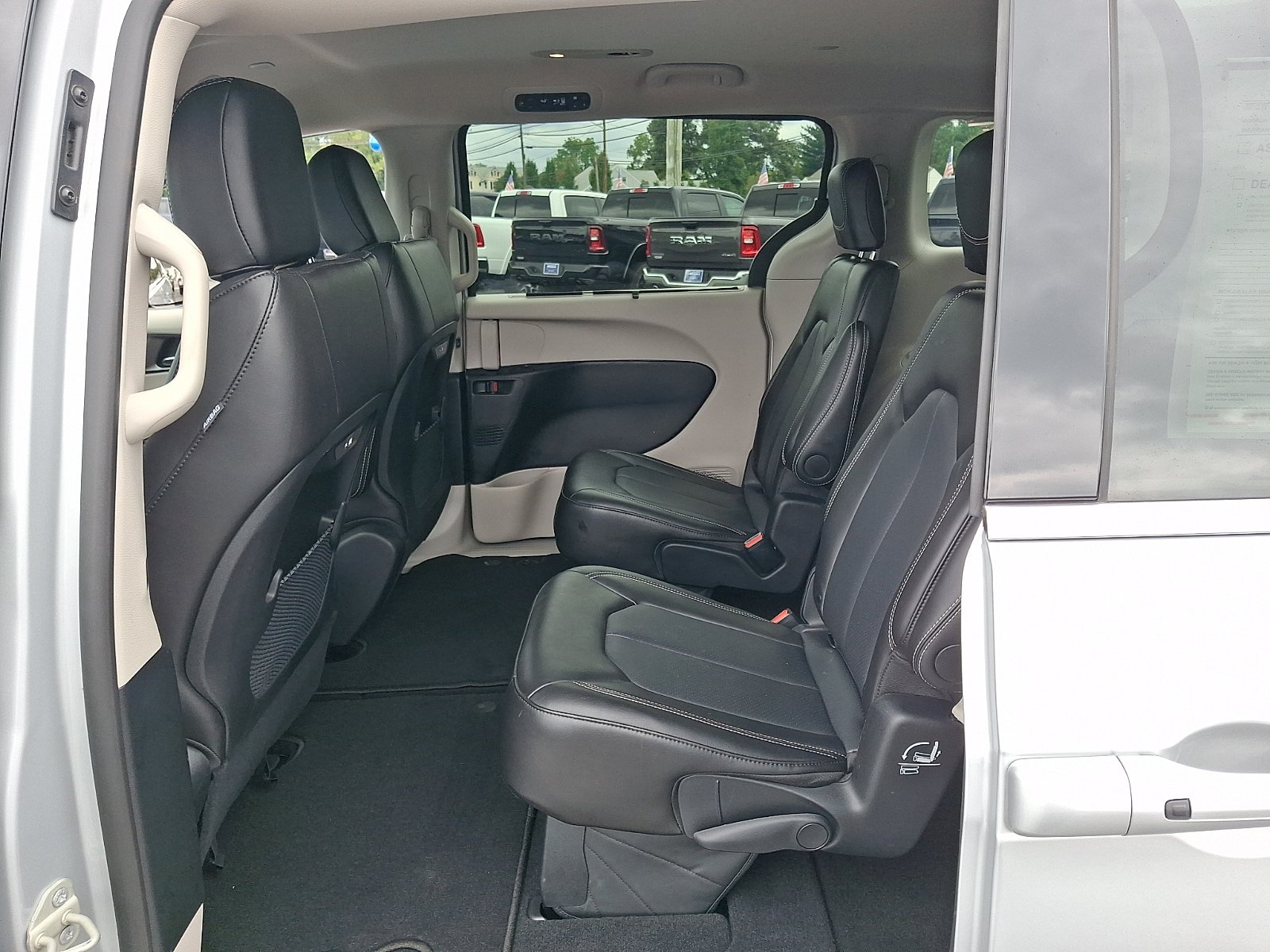 Certified 2024 Chrysler Pacifica Touring-L AWD/4WD image 10