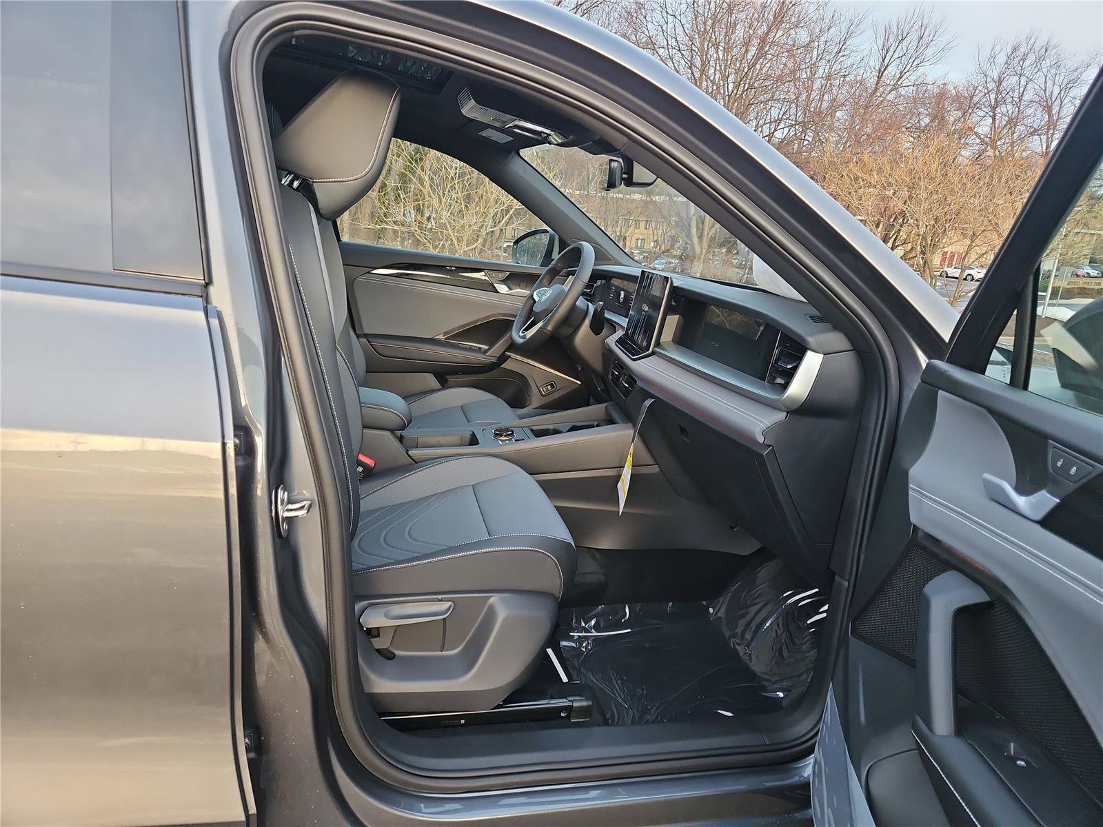 New 2026 Volkswagen Tiguan SE R-Line image 28