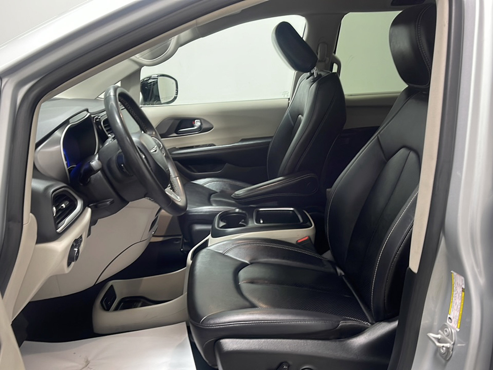 Used 2024 Chrysler Pacifica Touring-L FWD image 2