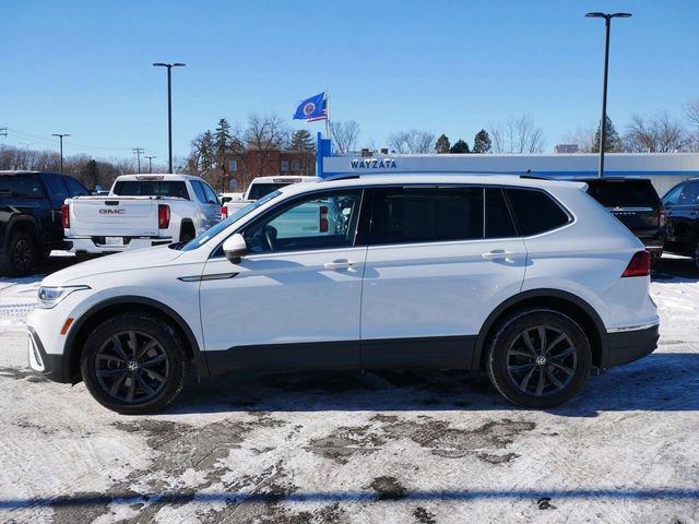 Used 2022 Volkswagen Tiguan SE w/ Panoramic Sunroof Package image 3