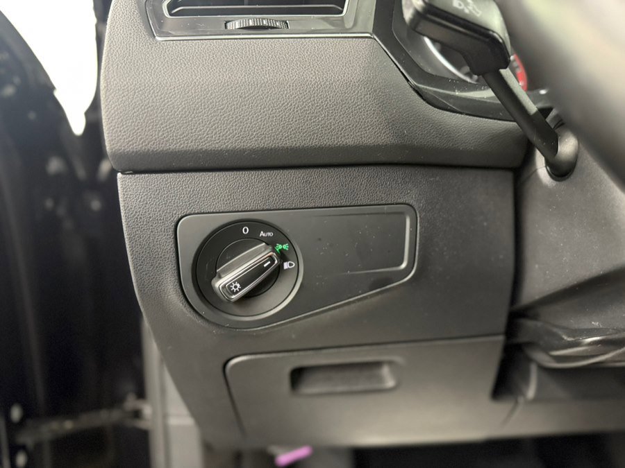Used 2018 Volkswagen Tiguan SE AWD/4WD image 25