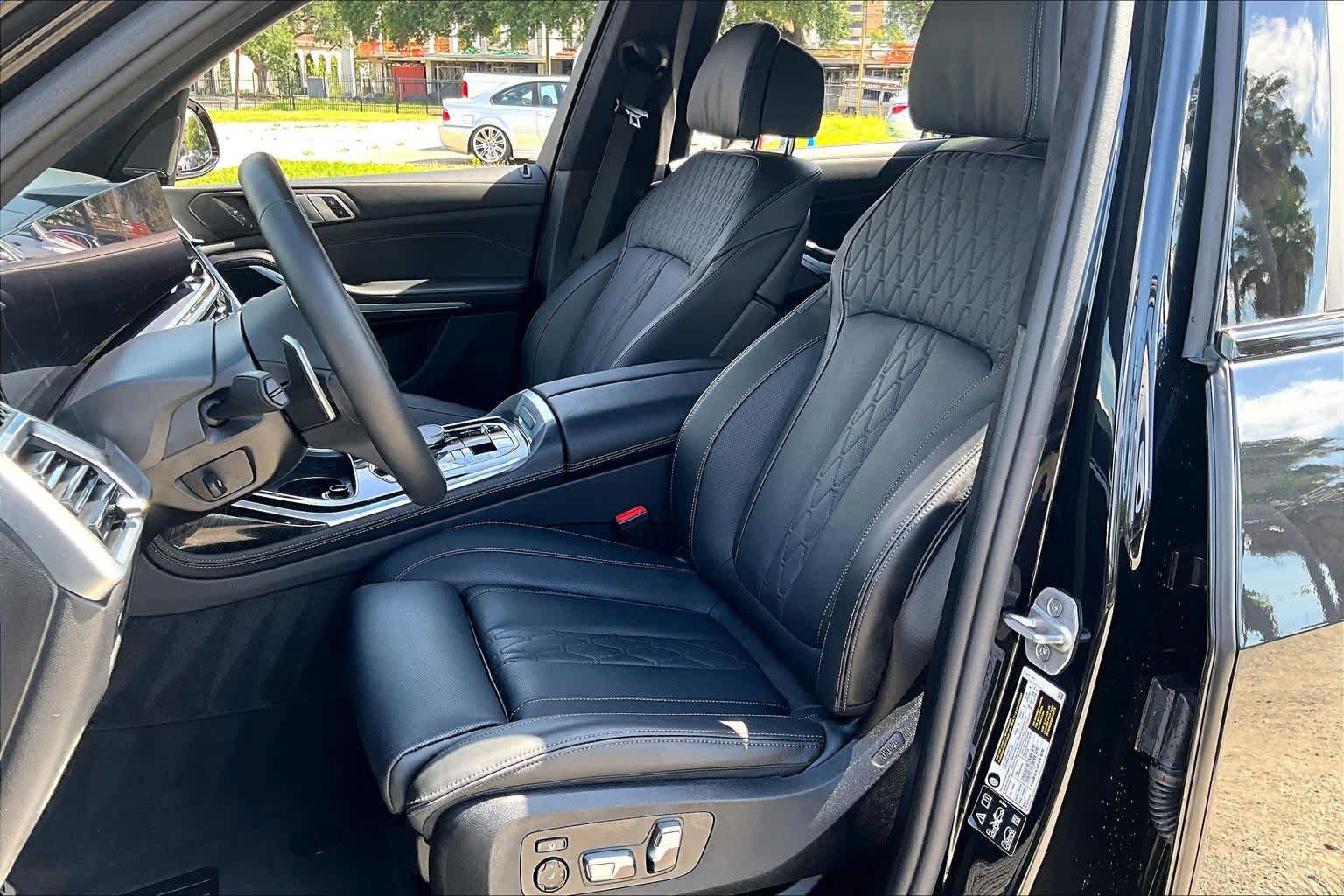 Used 2026 BMW X7 xDrive40i w/ M Sport Package AWD/4WD image 7