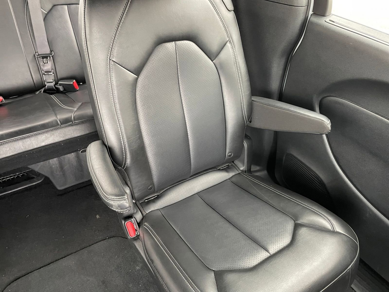 Used 2025 Chrysler Pacifica Select image 40