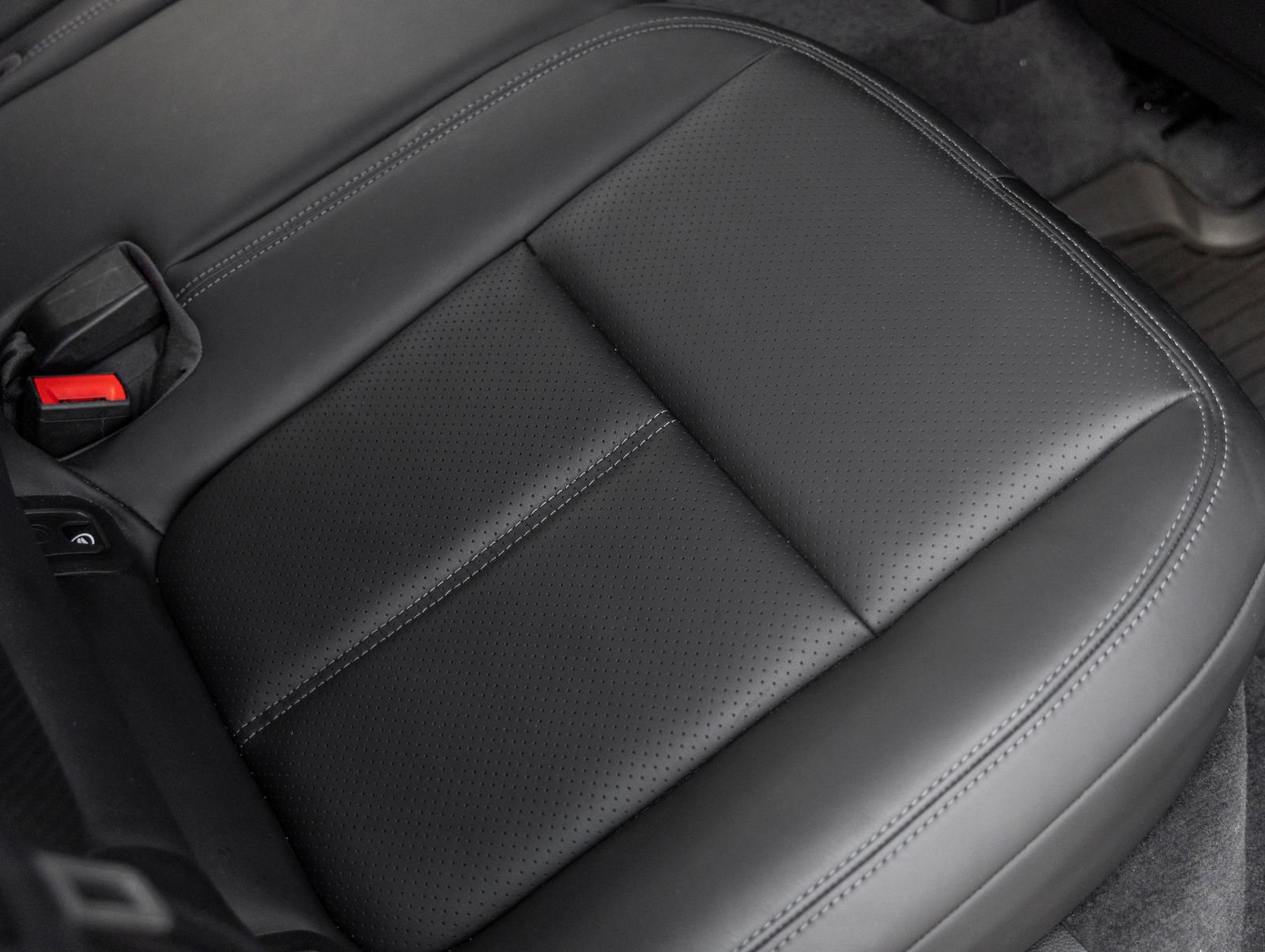 Certified 2024 Porsche Macan S AWD/4WD image 40