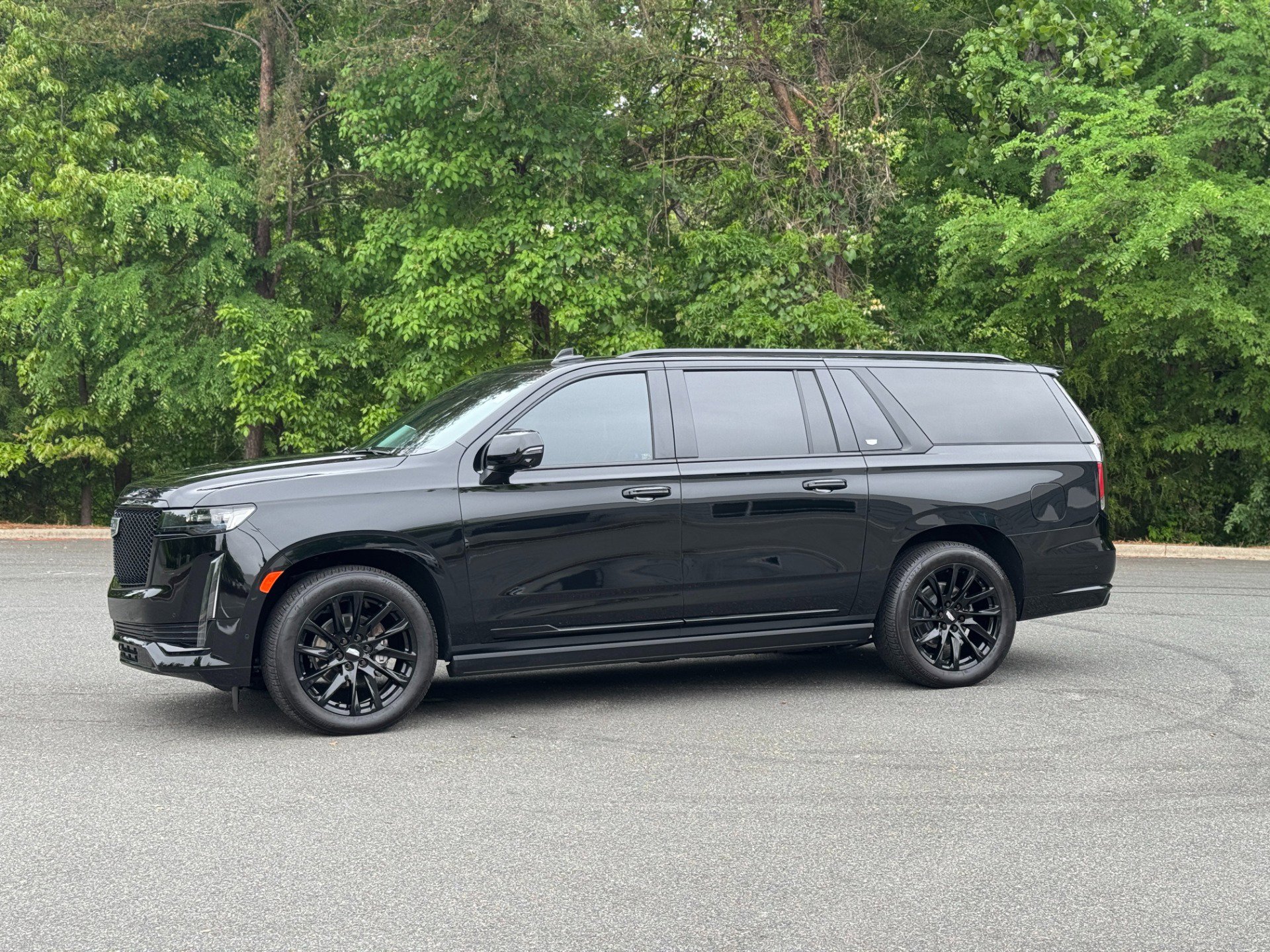 Used 2024 Cadillac Escalade ESV Sport Platinum w/ LPO, ONYX Package image 5