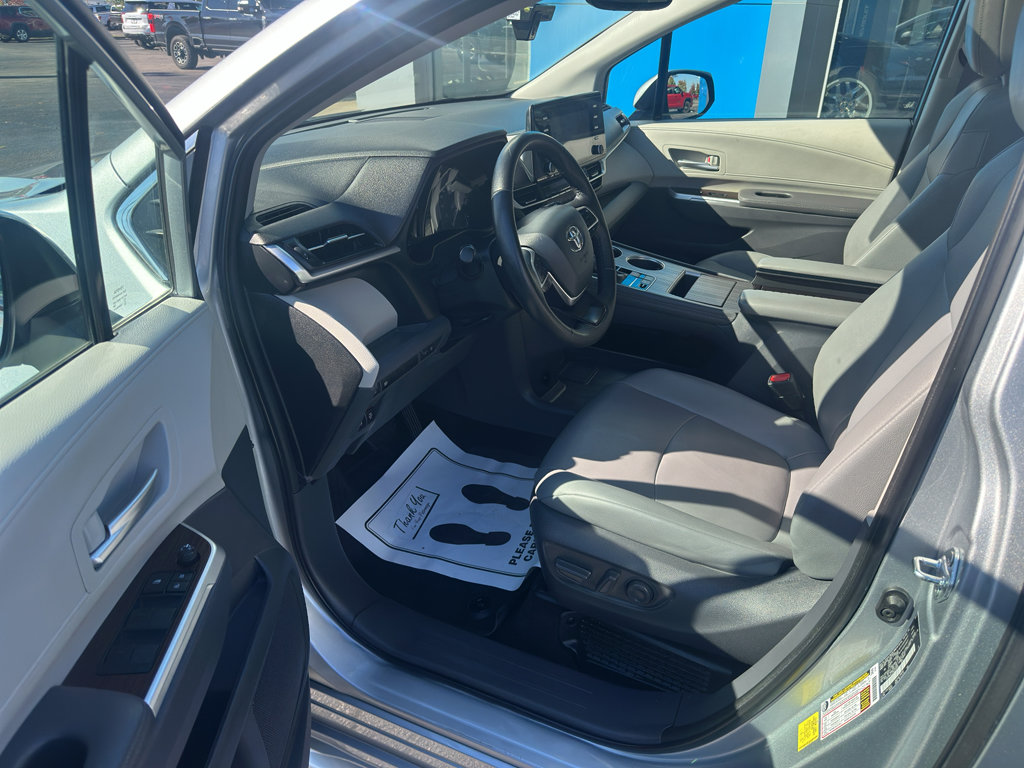 Used 2021 Toyota Sienna XLE FWD image 11