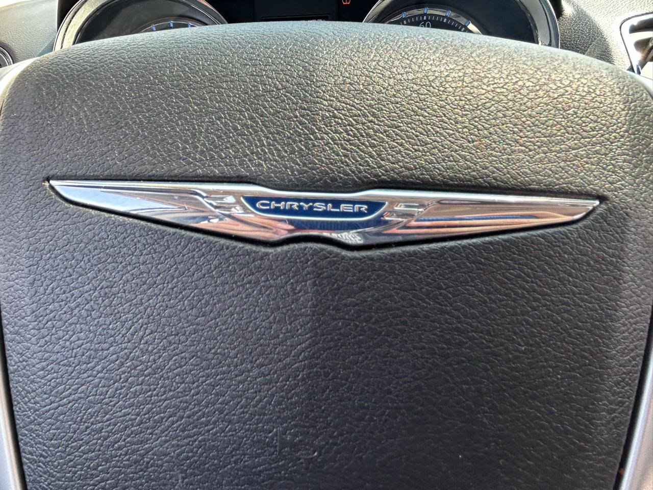 Used 2014 Chrysler Town & Country Touring FWD image 19