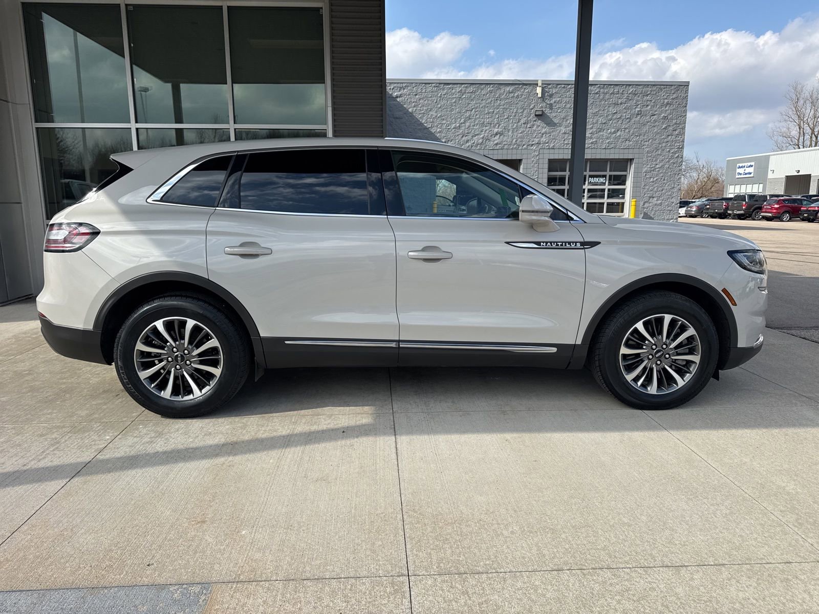 Used 2023 Lincoln Nautilus FWD w/ Premium Package image 8