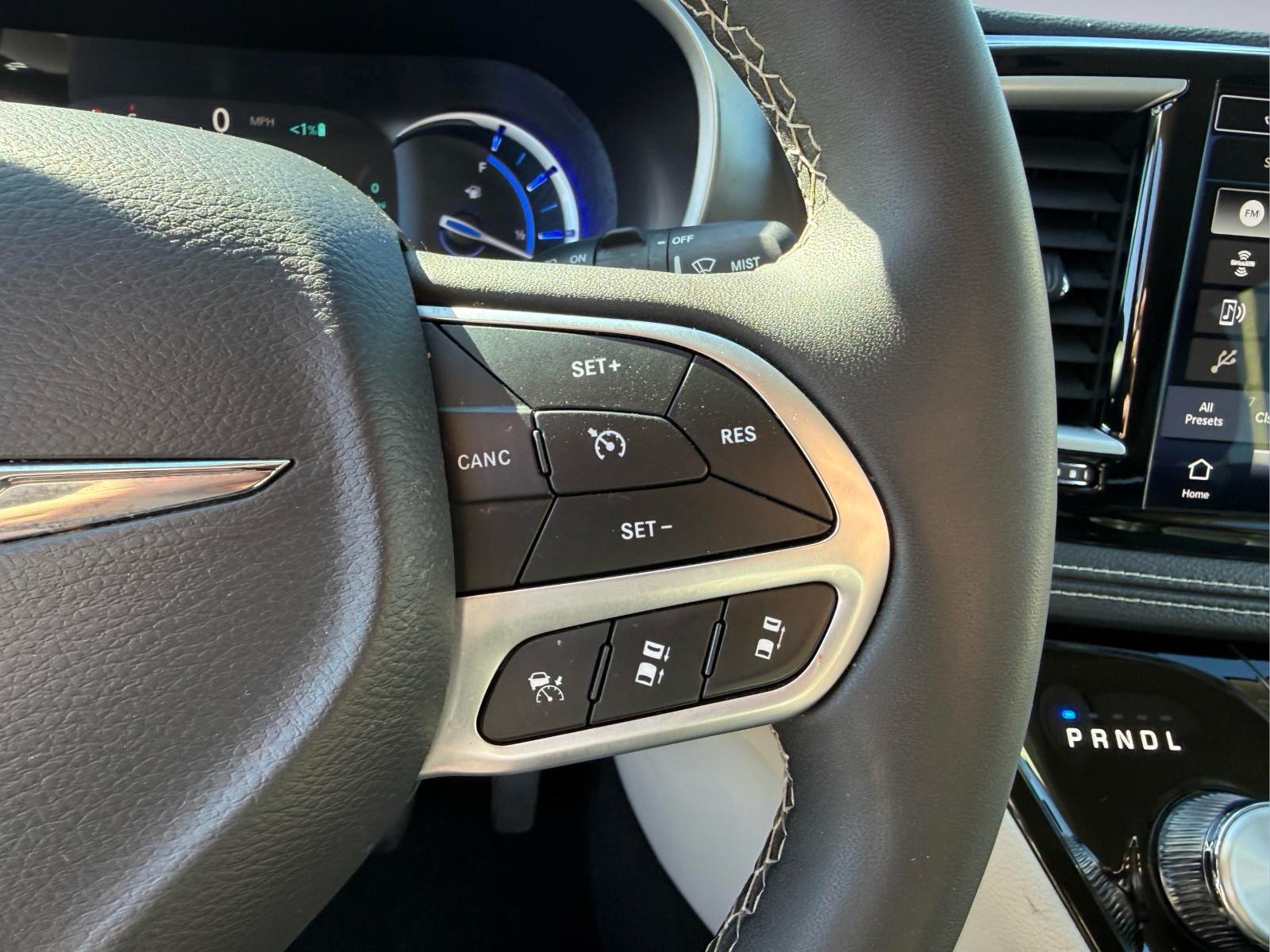 Used 2023 Chrysler Pacifica Touring-L FWD image 32