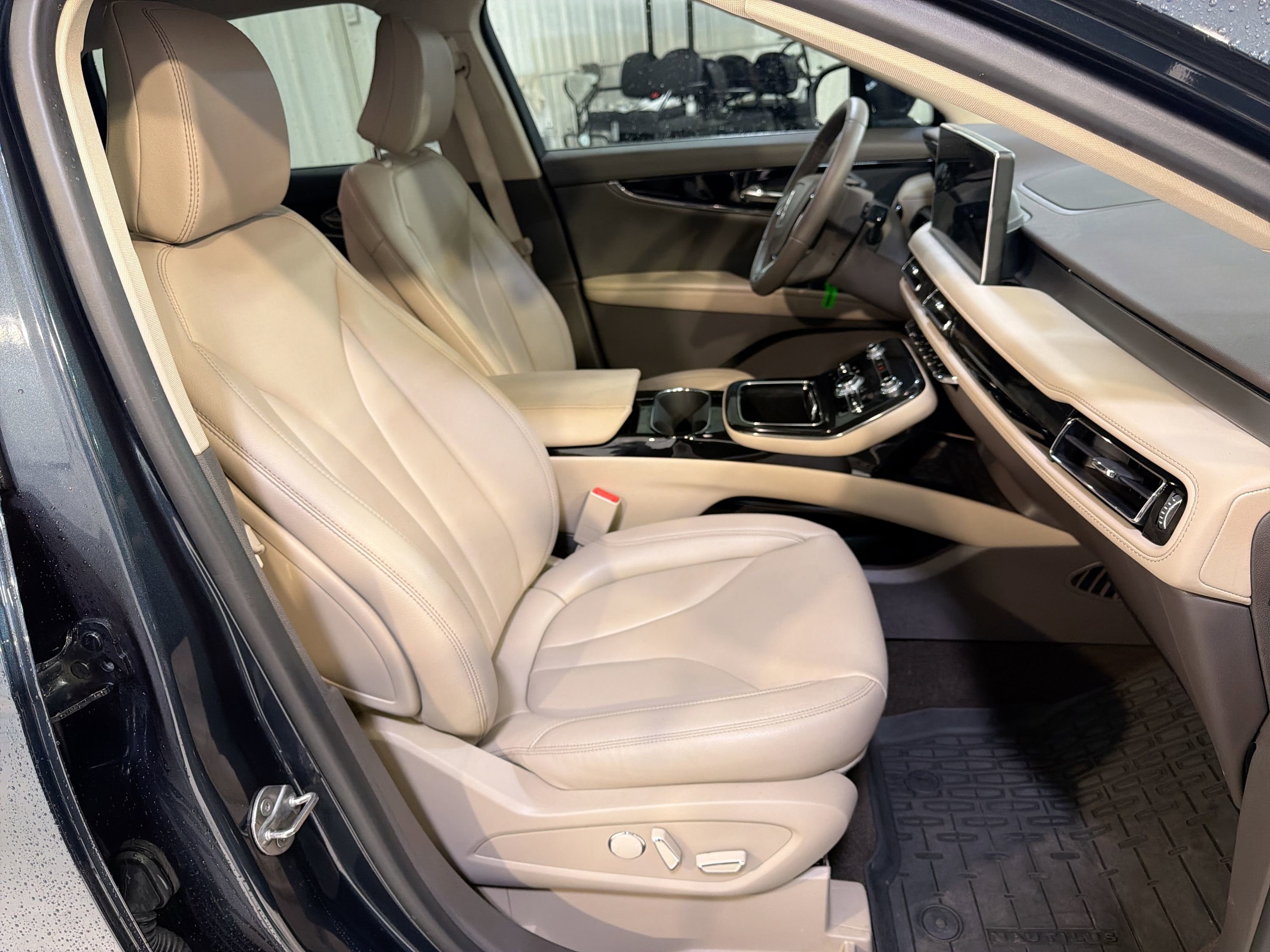 Used 2023 Lincoln Nautilus AWD w/ Premium Package image 28