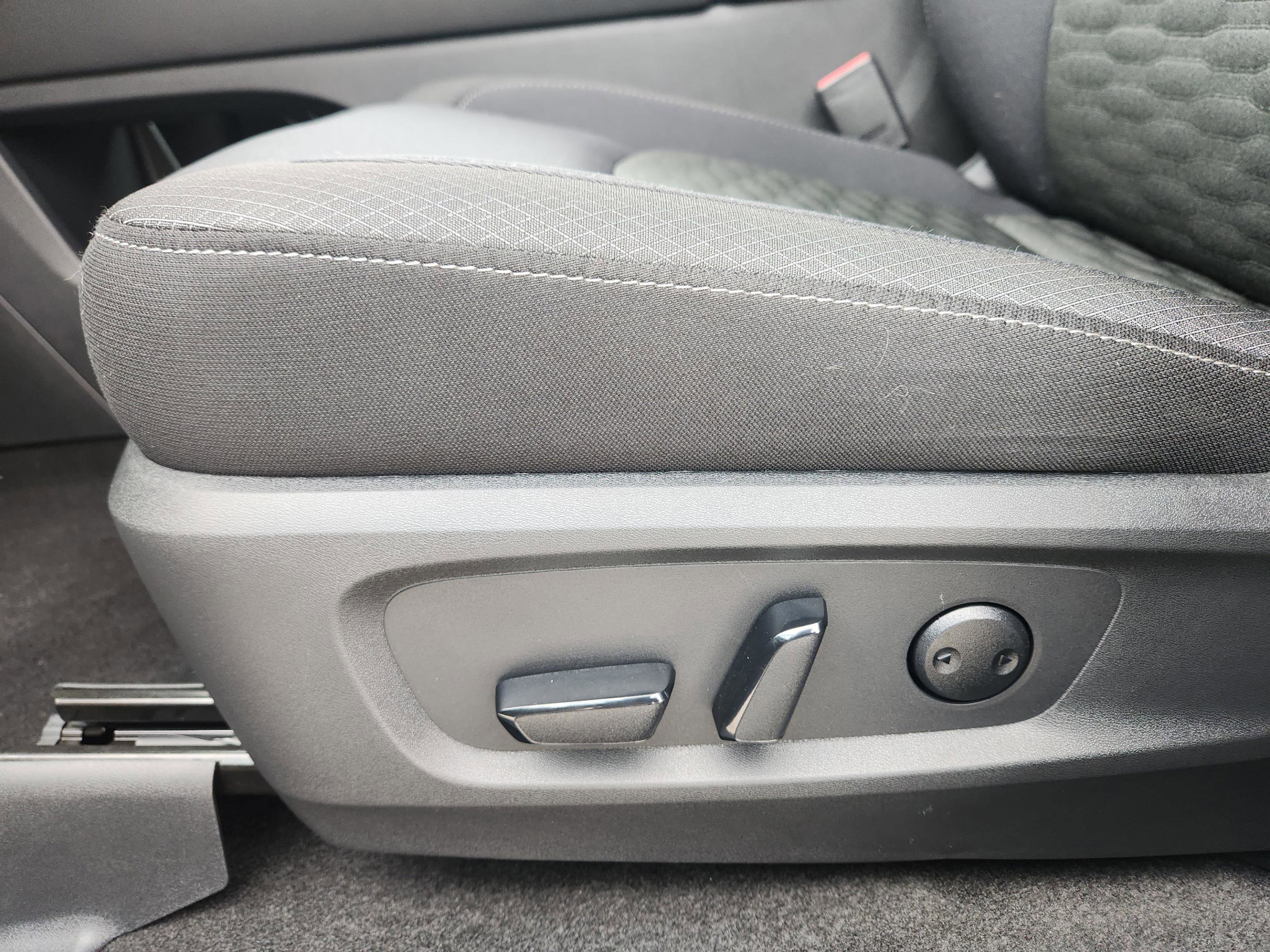 Used 2025 Nissan Pathfinder SV w/ Black Appearance Package image 24