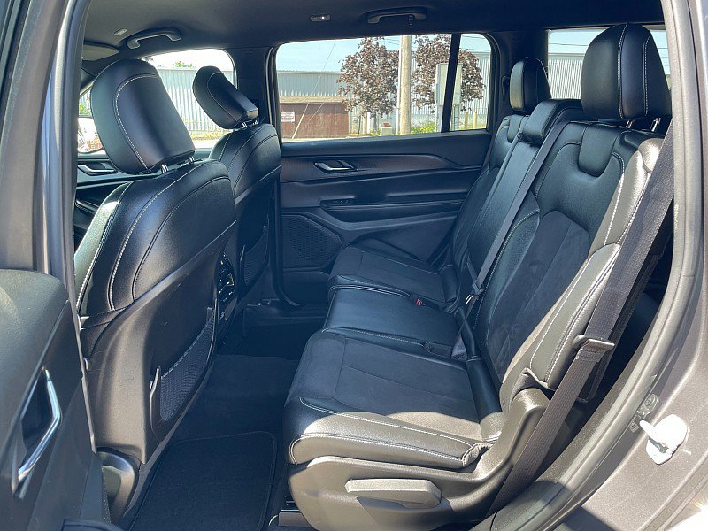 Used 2024 Jeep Grand Cherokee L Laredo image 30