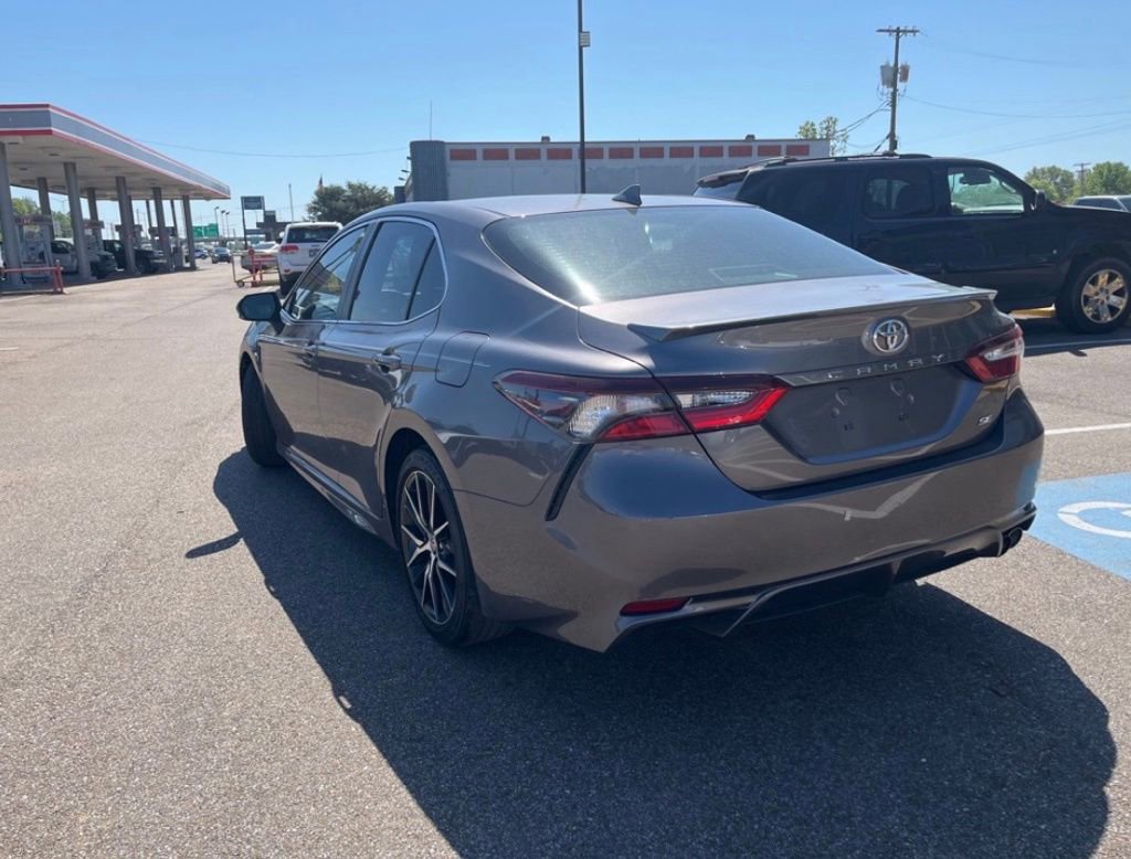 Used 2023 Toyota Camry SE image 3