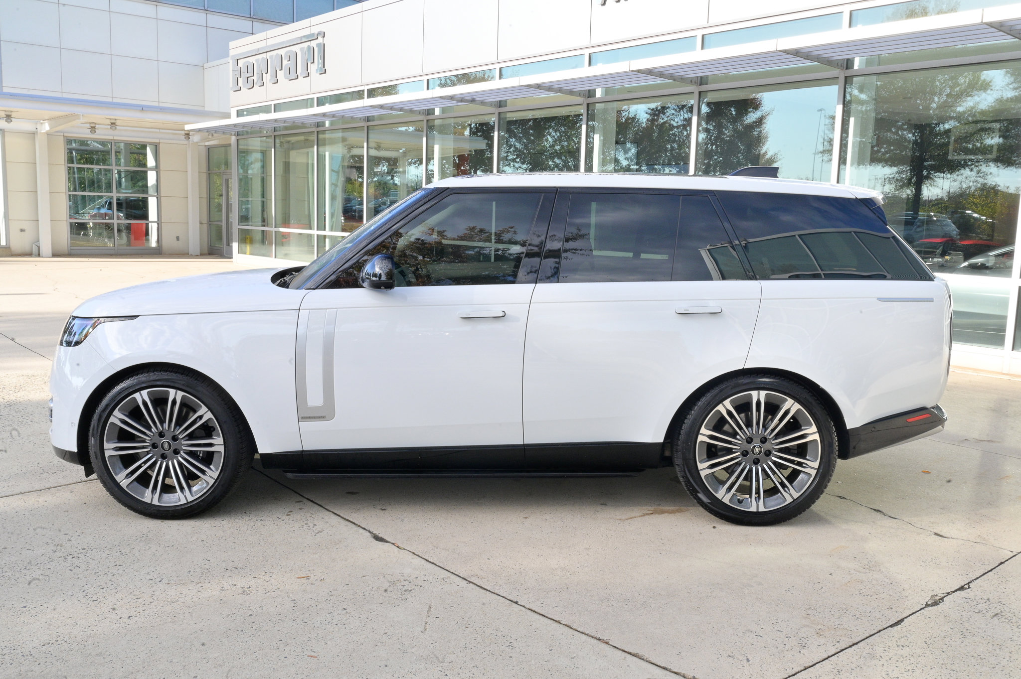 Used 2023 Land Rover Range Rover Autobiography image 8