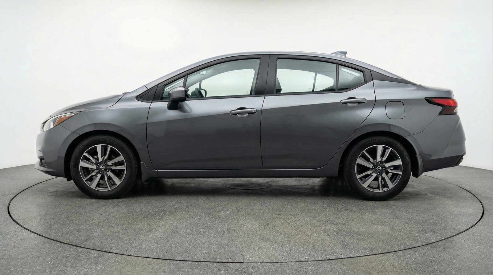 Used 2025 Nissan Versa SV image 5