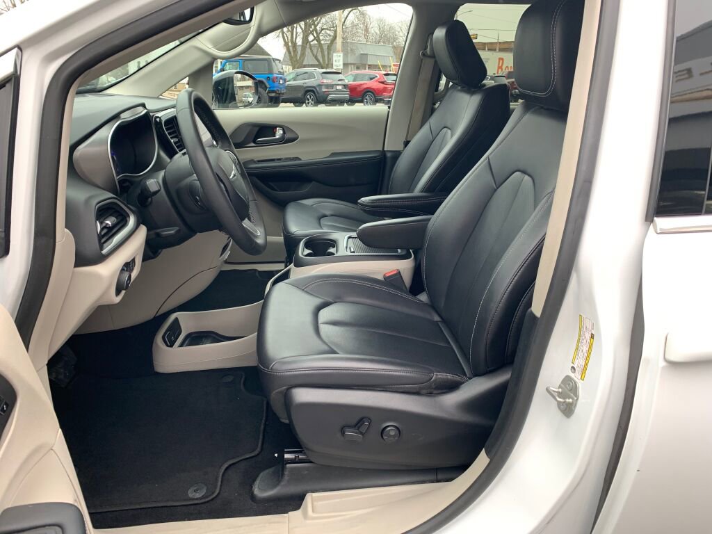 Used 2024 Chrysler Pacifica Touring-L image 13