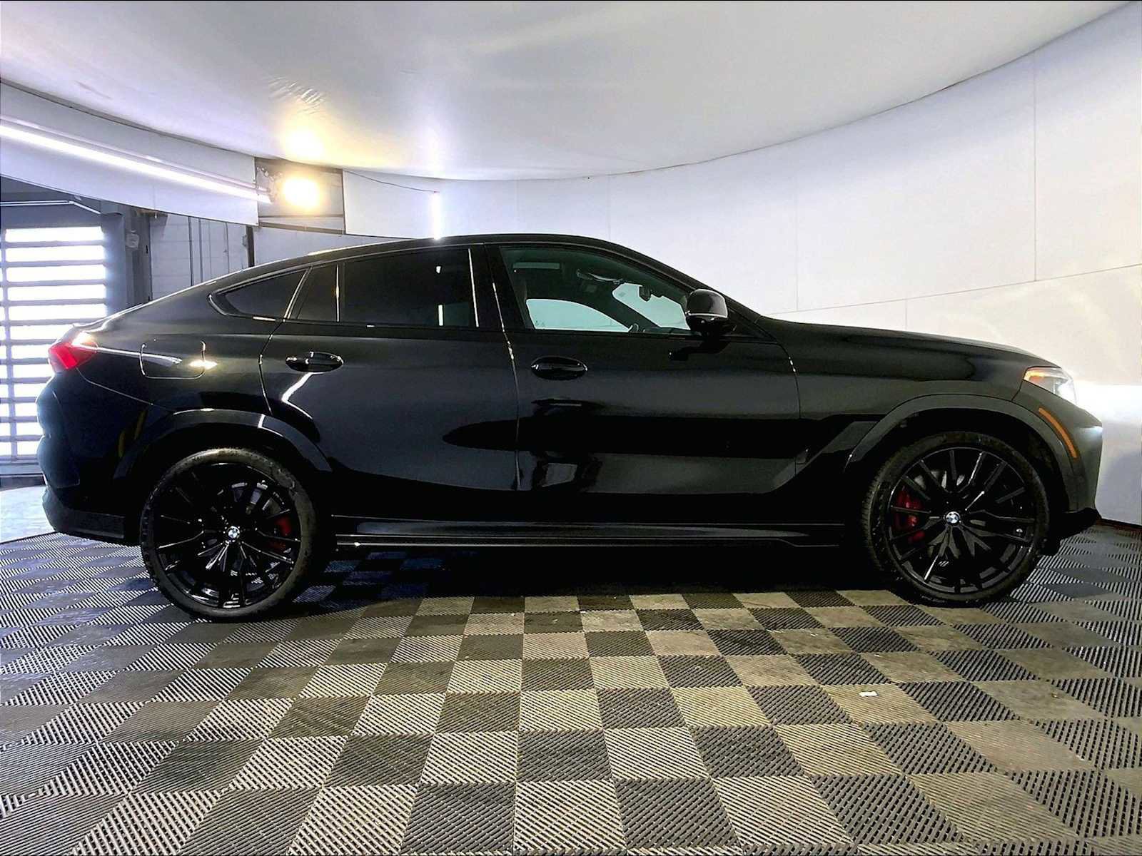 Used 2022 BMW X6 M50i w/ Executive Package image 8