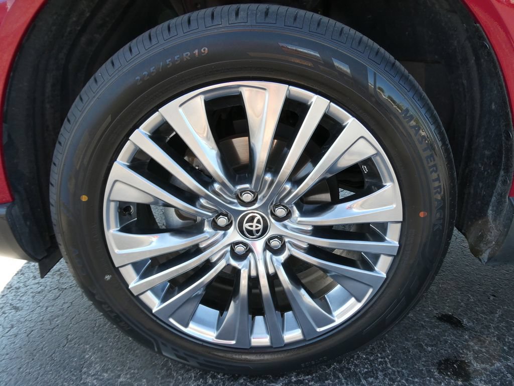 Used 2024 Toyota Venza XLE AWD/4WD image 11