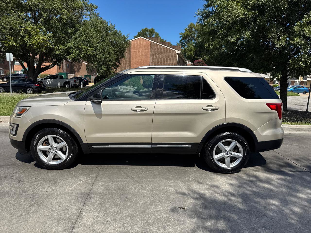 Used 2017 Ford Explorer XLT w/ Equipment Group 202A AWD/4WD image 3