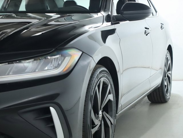 Used 2025 Volkswagen Jetta SE w/ Sunroof Package image 4