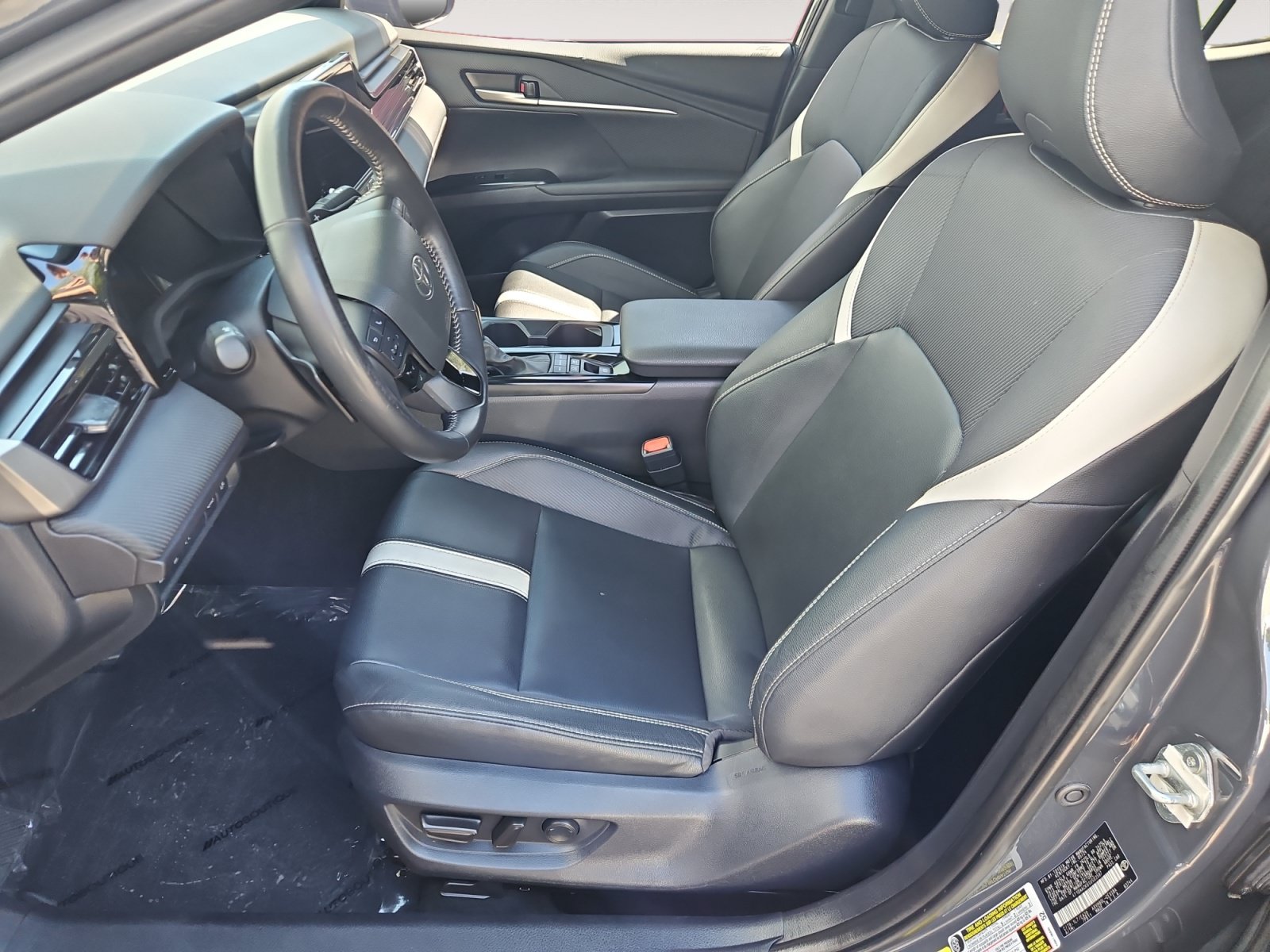 Used 2025 Toyota Camry SE FWD image 9