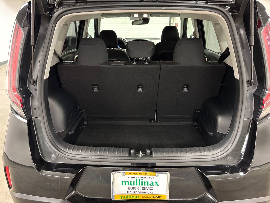 Used 2025 Kia Soul LX w/ LX Technology Package FWD image 17