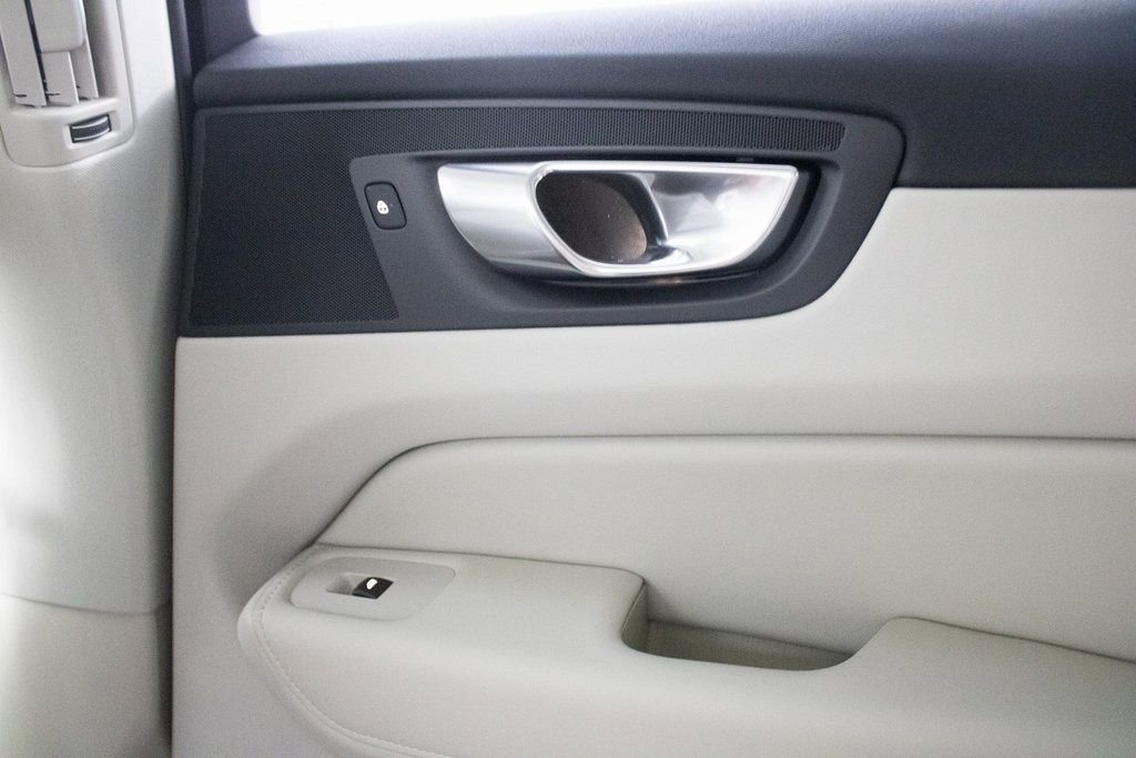 Certified 2025 Volvo XC60 T8 Plus w/ Protection Package Premier image 33