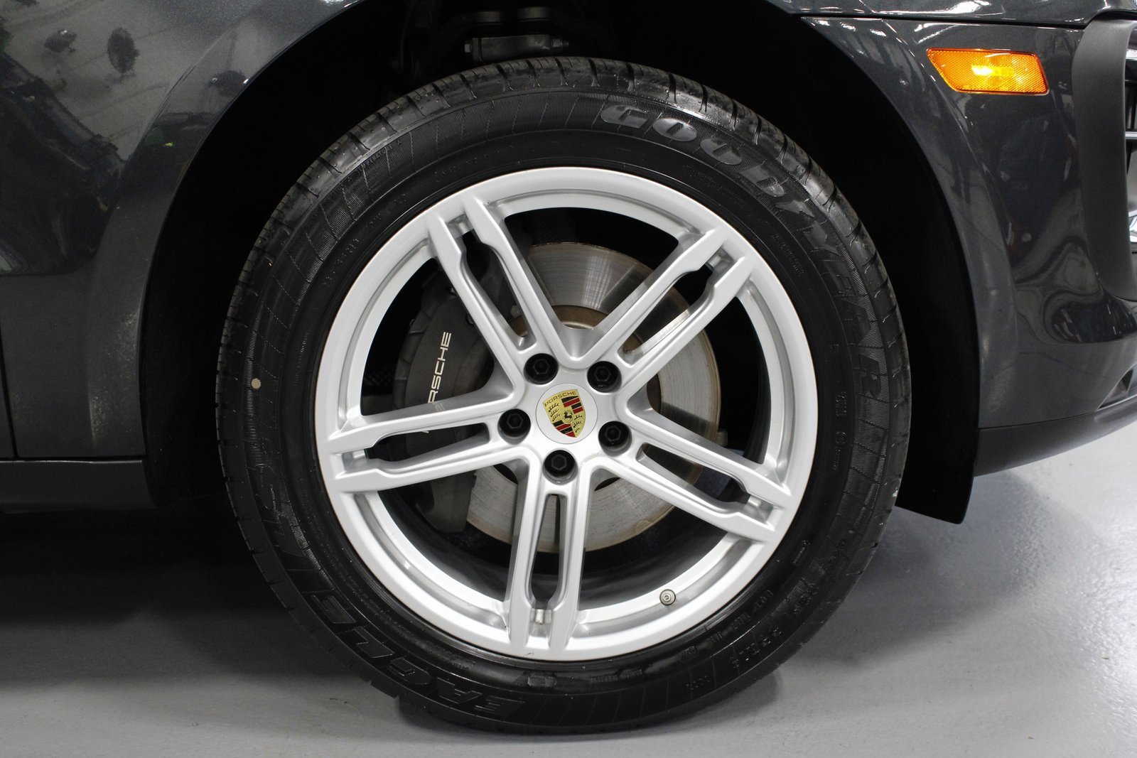 Certified 2025 Porsche Macan image 14