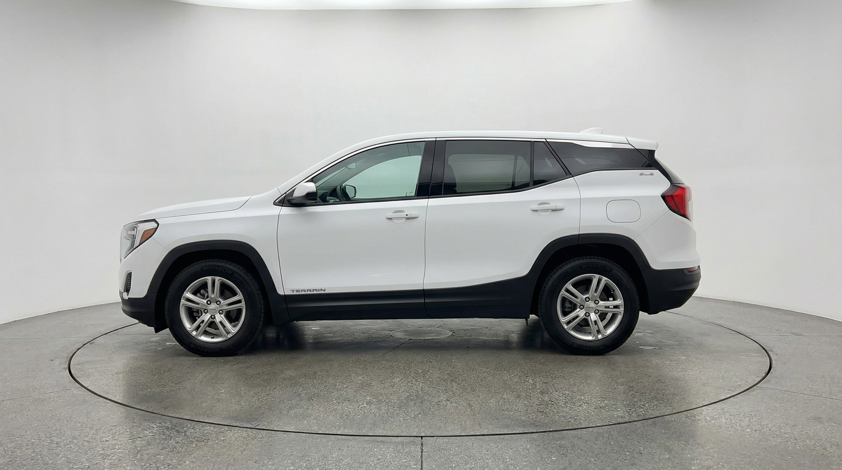 Used 2024 GMC Terrain SLE image 5