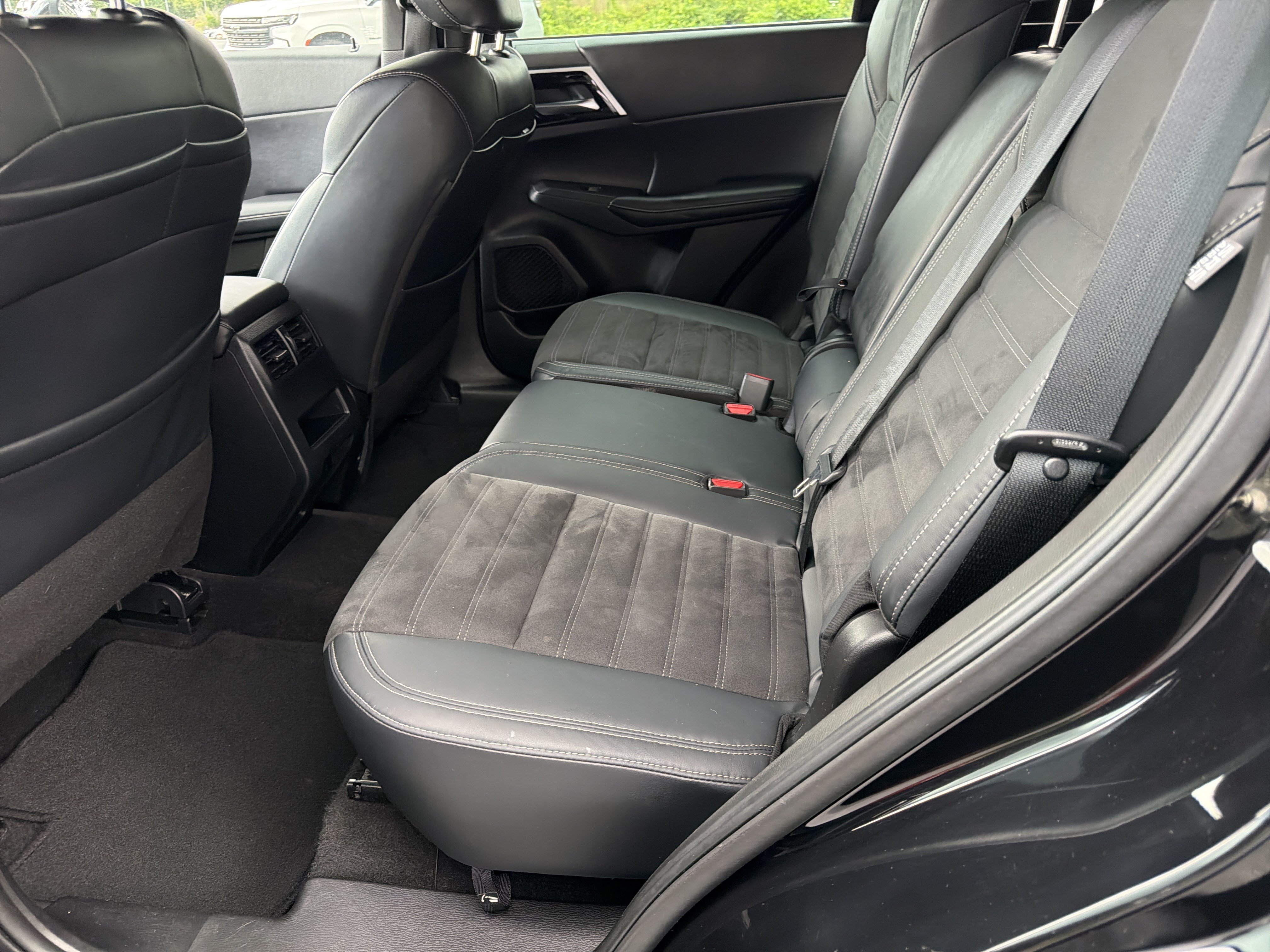 Used 2023 Mitsubishi Outlander SE FWD image 19