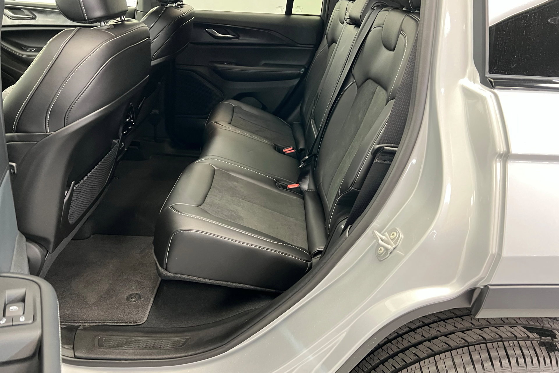 New 2025 Jeep Grand Cherokee Altitude AWD/4WD image 21