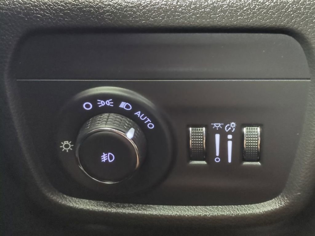 Used 2023 Jeep Grand Cherokee Limited w/ Luxury Tech Group II AWD/4WD image 32