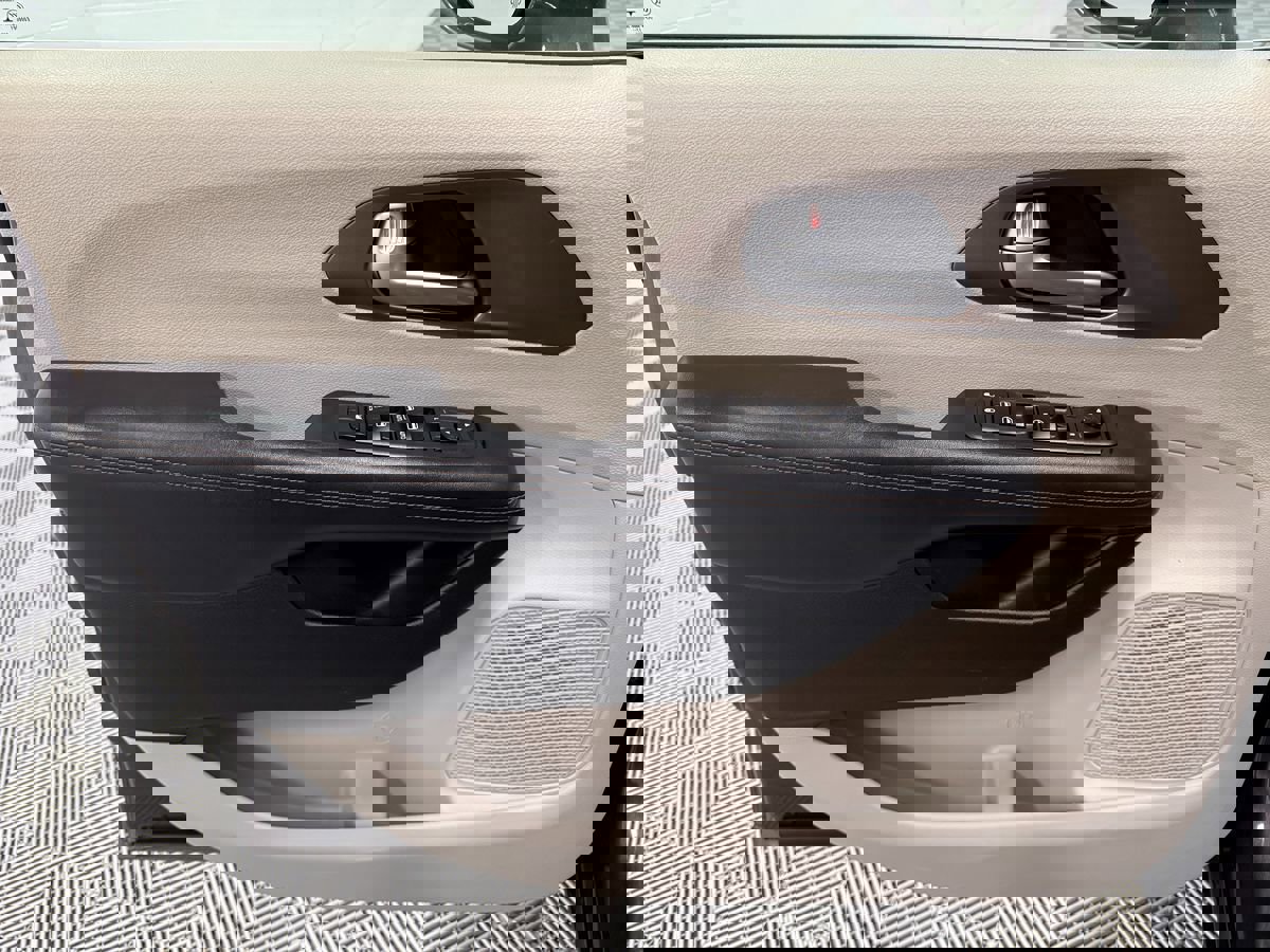 Used 2018 Chrysler Pacifica Touring-L image 9