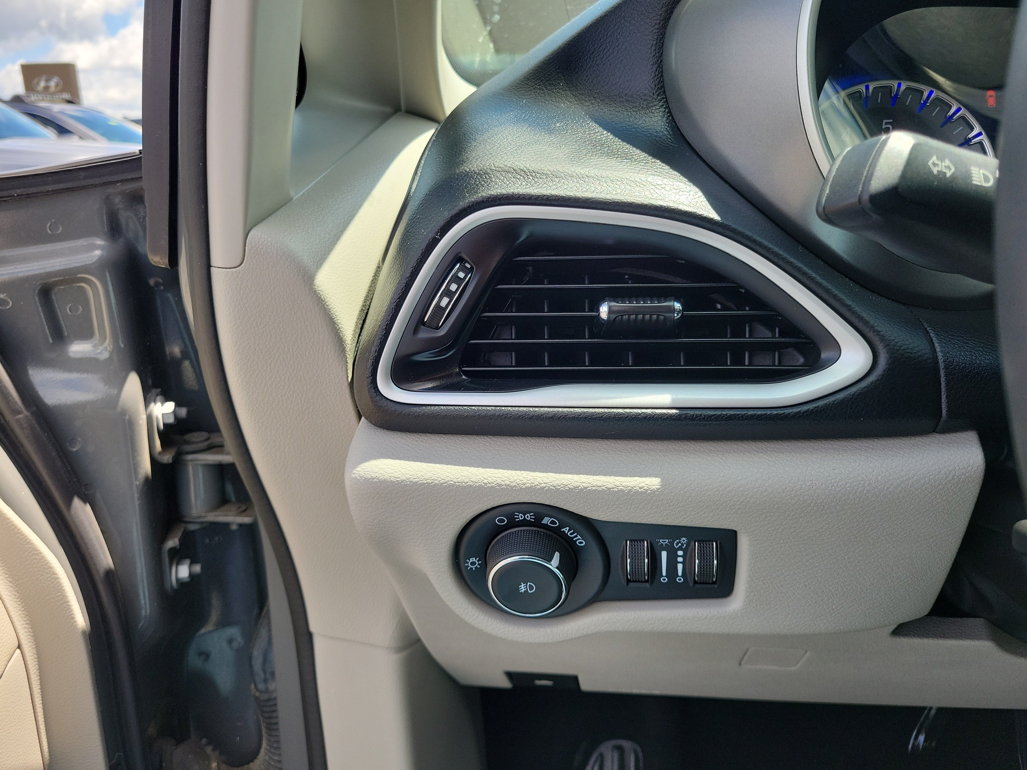 Used 2022 Chrysler Pacifica Touring-L FWD image 20